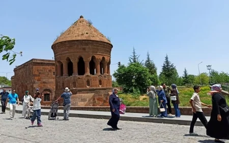 Açık hava müzesi Ahlat'ta bayram yoğunluğu