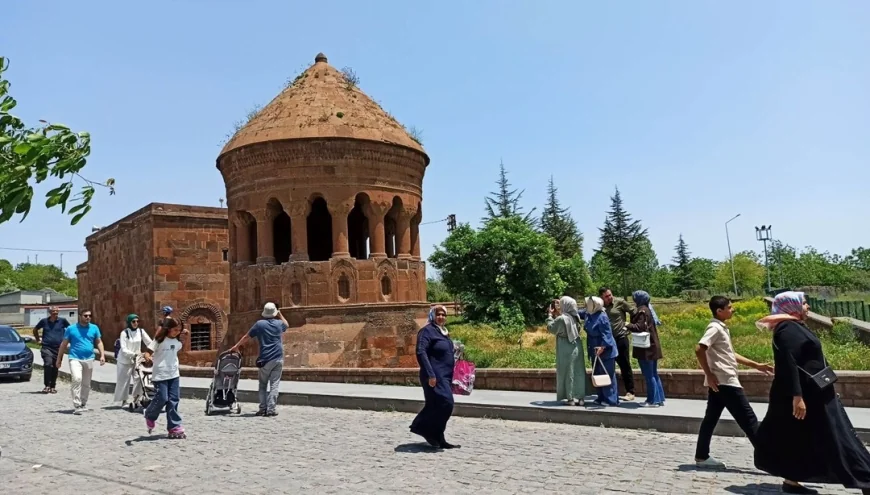 Açık hava müzesi Ahlat'ta bayram yoğunluğu